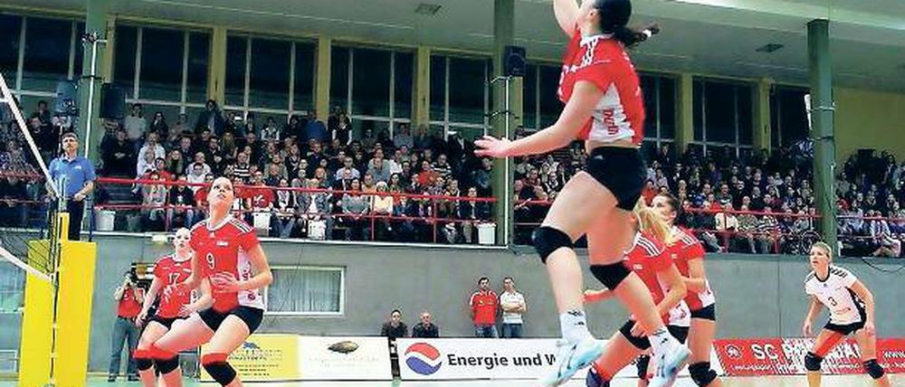 Wieder dabei. Melanie Iwansky (links) hat ihre Schulterverletzung auskuriert. Ihr Trainer rechnet nun damit, sie sowohl bei den beiden Testspielen als auch beim Punktspiel am Sonntag einsetzen zu können.