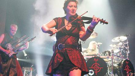 Alle Jahre wieder spielen am 30. Dezember Subway to Sally im heimischen Potsdam. War es früher der Lindenpark, in dem sie über die Bühne rockten, füllen sie jetzt die Metropolis-Halle und das mit dreifacher Verstärkung.
