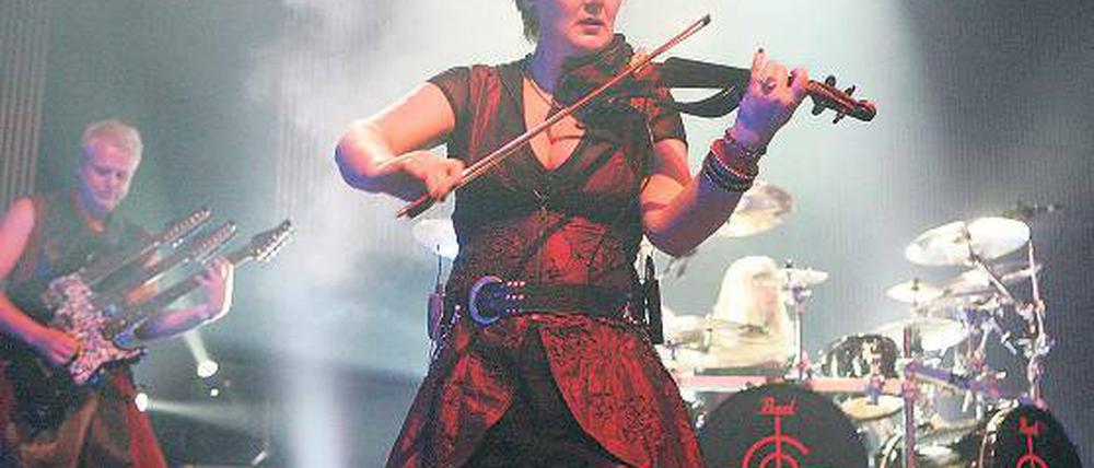 Alle Jahre wieder spielen am 30. Dezember Subway to Sally im heimischen Potsdam. War es früher der Lindenpark, in dem sie über die Bühne rockten, füllen sie jetzt die Metropolis-Halle  und das mit dreifacher Verstärkung.