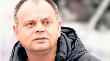 Aufmerksamer Beobachter. Ingo Kahlisch aus Potsdam, seit 21 Jahren als Trainer in Rathenow tätig, war schon oft als Zuschauer beim Potsdamer Hallenmasters. Nun greift er erstmals selbst aktiv ins Turniergeschehen ein.