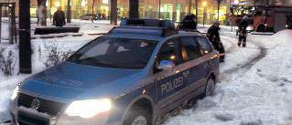 Unfreiwillige Bahnpolizei: Ein Streifenwagen landete gestern im Gleisbett.