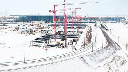 Beklagt. Der Flughafen Berlin Brandenburg International (BBI) nimmt bereits deutliche Konturen an. Doch jetzt will die Gemeinde Kleinmachnow den Planfeststellungsbeschluss für den Flughafen mit juristischen Mitteln kippen. Das Verfahren soll neu aufgerollt werden.