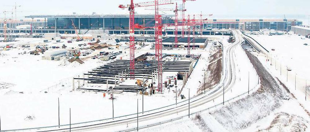 Beklagt. Der Flughafen Berlin Brandenburg International (BBI) nimmt bereits deutliche Konturen an. Doch jetzt will die Gemeinde Kleinmachnow den Planfeststellungsbeschluss für den Flughafen mit juristischen Mitteln kippen. Das Verfahren soll neu aufgerollt werden.