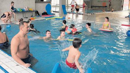 Anbaden. Am Montag hat die Halle am Stern nach sechsmonatiger Sanierung wieder geöffnet. Fliesen hatten sich vom Beckenboden gelöst, das Bad wurde auf Kosten der Baufirmen erneut saniert. Schon in der Bauphase der Schwimmhalle Mitte der 80er Jahre gab es Probleme, das 25-Meter-Becken dicht zu bekommen.