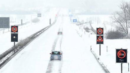 Geduldsprobe. Kraftfahrer kommen auf den Autobahnen Brandenburgs wie hier auf der A 12 nahe Jacobsdorf (Kreis Oder-Spree) nur langsam voran. Die Straßenmeistereien sparen an den knappen Salzvorräten und streuen nur noch auf einer Spur.