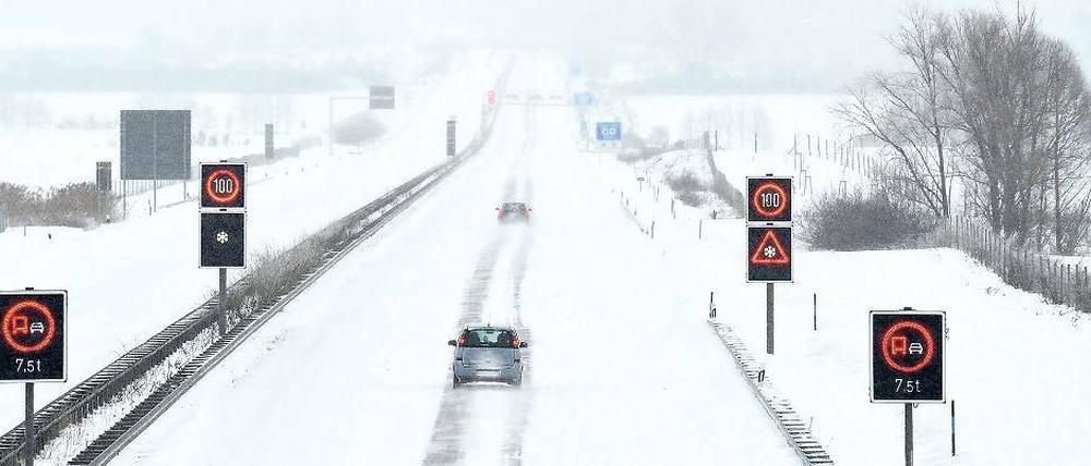 Geduldsprobe. Kraftfahrer kommen auf den Autobahnen Brandenburgs wie hier auf der A 12 nahe Jacobsdorf (Kreis Oder-Spree) nur langsam voran. Die Straßenmeistereien sparen an den knappen Salzvorräten und streuen nur noch auf einer Spur.