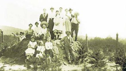Geschichtsbewusst. Diese Postkarte hat der Verlag 2010 zur Begrüßung des 3000. Einwohners von Wilhelmshorst herausgegeben. Das Foto entstand vermutlich um 1905.