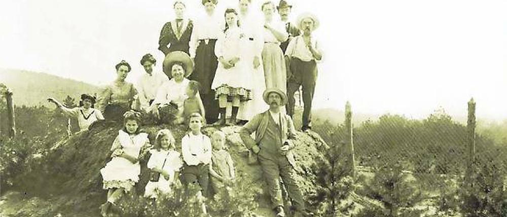 Geschichtsbewusst. Diese Postkarte hat der Verlag 2010 zur Begrüßung des 3000. Einwohners von Wilhelmshorst herausgegeben. Das Foto entstand vermutlich um 1905.