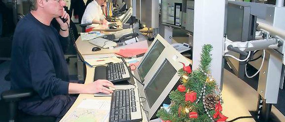 Feuerwehr für 500 000 Brandenburger. In der Potsdamer Leitstelle werden auch Einsätze für die Prignitz und das Havelland koordiniert. Disponent Peter Thiede schob den Weihnachtsdienst.