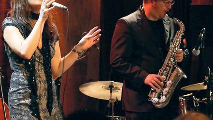 Aufeinander eingespielt: Robert Friedls Saxophonspiel antwortete den stimmlichen Improvisationen von Marina Trost.