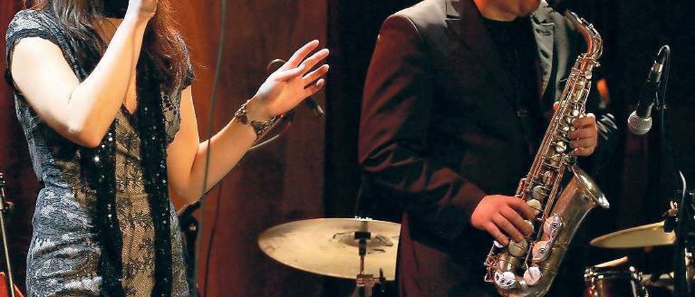 Aufeinander eingespielt: Robert Friedls Saxophonspiel antwortete den stimmlichen Improvisationen von Marina Trost.
