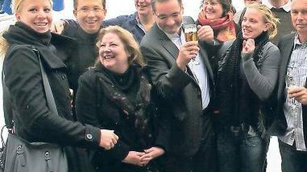 Treff am Seekrug. Daniela Reimer (r.) und Stephanie Schiller (l.) gestern mit Matthias Platzeck und weiteren Gästen des Sportvereins-Frühschoppens.