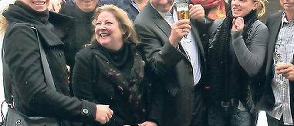 Treff am Seekrug. Daniela Reimer (r.) und Stephanie Schiller (l.) gestern mit Matthias Platzeck und weiteren Gästen des Sportvereins-Frühschoppens.