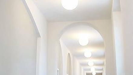 Den roten Teppich hatten an Heiligabend Schauspieler der Jugendtheatergruppe Die Spielwütigen vor der Lindenstraße 28/29 ausgerollt. Die Waisenhaus-Stiftung hat das Gebäude saniert und zum Hotel ausgebaut. Es konnte am Freitag im Rahmen der Aktion Historischer Adventskalender erstmals besichtigt werden. Hunderte Potsdamer folgten der Einladung.