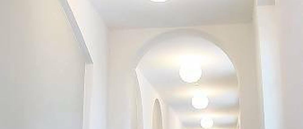 Den roten Teppich hatten an Heiligabend Schauspieler der Jugendtheatergruppe Die Spielwütigen vor der Lindenstraße 28/29 ausgerollt. Die Waisenhaus-Stiftung hat das Gebäude saniert und zum Hotel ausgebaut. Es konnte am Freitag im Rahmen der Aktion Historischer Adventskalender erstmals besichtigt werden. Hunderte Potsdamer folgten der Einladung.