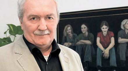 Lutz Henrich (59) ist seit 1998 Vorsitzender des Stadtsportbundes Potsdam. Beruflich ist er als Leiter des Audiovisuellen Zentrums der Universität Potsdam tätig; hier ist er in seinem Arbeitszimmer zu sehen.