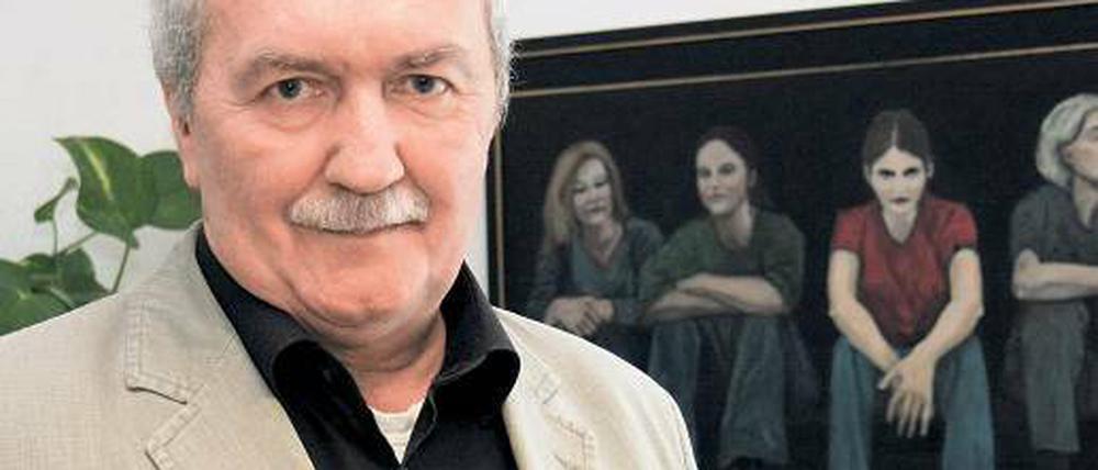 Lutz Henrich (59) ist seit 1998 Vorsitzender des Stadtsportbundes Potsdam. Beruflich ist er als Leiter des Audiovisuellen Zentrums der Universität Potsdam tätig; hier ist er in seinem Arbeitszimmer zu sehen.