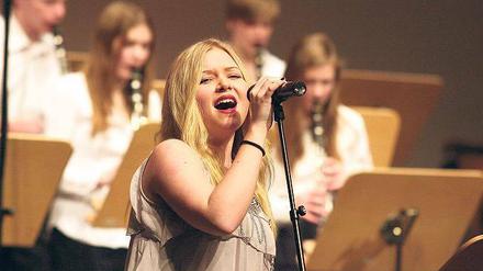 Lisa Weller sang Fever und wurde dabei von der Big Band begleitet.