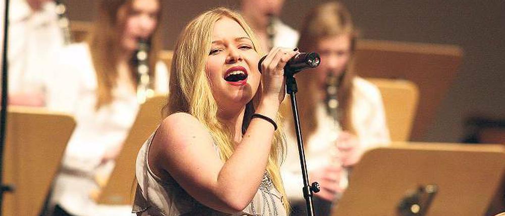 Lisa Weller sang Fever und wurde dabei von der Big Band begleitet.
