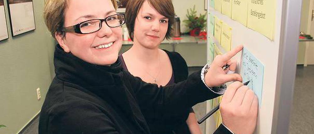 Ansprechpartnerinnen im neuen Projektladen sind Kathleen Walter (v.) und Andrea Hösel.
