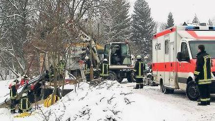 Tödlicher Unfall. Rettungskräfte bergen den Mann aus den Trümmern des Wiegehäuschens.