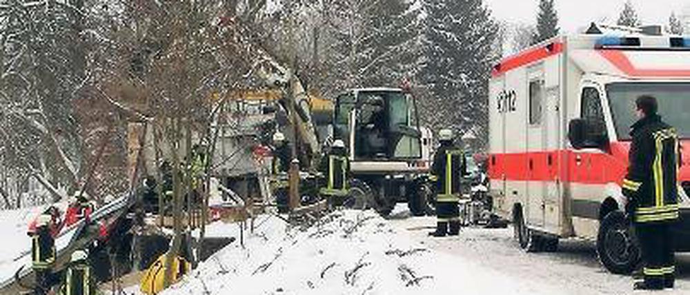 Tödlicher Unfall. Rettungskräfte bergen den Mann aus den Trümmern des Wiegehäuschens.