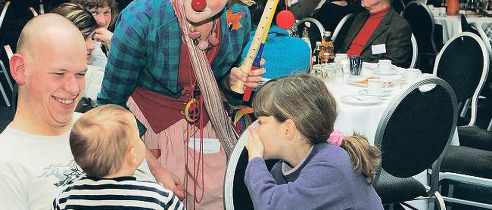 Weihnachtsfreuden für Klein und Groß. Ins Dorint-Hotel lud die Arbeiterwohlfahrt 500 sozial Benachteiligte zum traditionellen Weihnachtsfest. Die Potsdamer Band Big Beat Boys trat auf, außerdem gab es Clownerie für die Kinder.