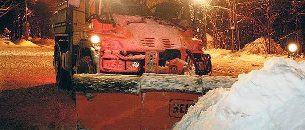Im Scheinwerferlicht: Räumtechnik des Kleinmachnower Bauhofes am Dienstagabend im Einsatz.