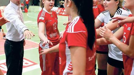 Teamgeist gefragt. Heute Abend in Erfurt will Volleyball-Erstligist SC Potsdam seinen vierten Saisonsieg landen. Dazu müssen wir uns wieder steigern, sagt Trainer Michael Merten (links).