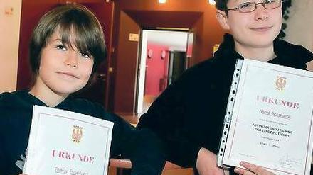 Mathe-Asse mit Urkunden. Philipp Engelhardt (l.) erreichte als einziger Teilnehmer der diesjährigen Potsdamer Mathe-Olympiade die volle Punktzahl, Mirko Eichstaedt gewann bei den Siebtklässlern.