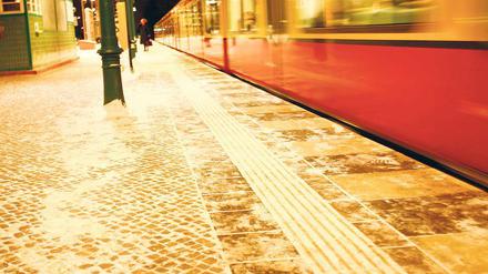 Im Winter-Takt. Der Winter hat Berlin und Brandenburg weiter fest im Griff mit Kälte, Schnee und Eis auf den Straßen und Behinderungen im Nahverkehr. Besonders bei der S-Bahn gibt es immer wieder Verspätungen und Zugausfälle.