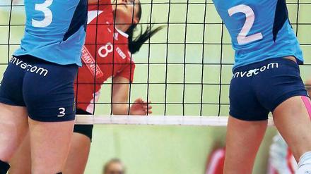 Ausgezeichnet. Anika Zülow (Mitte)  hier gegen Sinsheims Anne Vorsatz (l.) und Marisa Field am Netz  wurde am Samstag als beste SC-Spielerin geehrt.