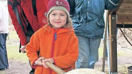 Preisgekrönt. Der Integrationsgarten erhielt einen der diesjährigen Preise für das Zusammenleben von Ausländern und Deutschen. Bei diesem Projekt finden auch Backtage statt im März unterstützten Barbara und Marlena (4) Reschke Brotbäcker Torsten Müller (r.).