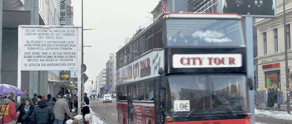 Ein Muss. Anziehungspunkte wie der Checkpoint Charlie gehören zum Pflichtprogramm der Berlin-Touristen.