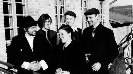 Sie feiern noch immer gern. 44 Leningrad 1990 in der kulturfabrik nach ihrem ersten Konzert (l.) und 20 Jahre später am selben Ort. Thilo Theo Finke, Romuald Leonhard, Ulrike Eisenreich, Silvio Hoppe und Yeti (v.l.n.r.).