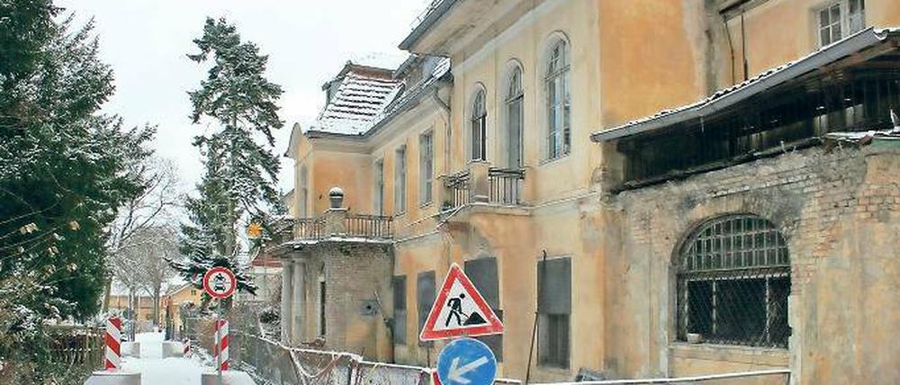 Ende der Durchfahrt: Blick von Hinterpollern in die südliche Bertinistraße. Rechts die Villa Gutmann.