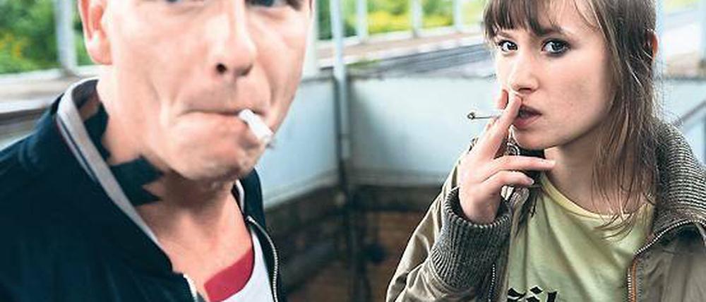 Knallhart. Marisa (Alina Levshin) ist mit Skinhead Sandro (Gerdy Zint) liiert. Wenn ihr jemand dumm kommt, schlägt sie zu.