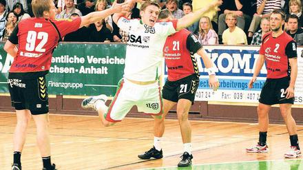 Vorfreude aufs Wiedersehen. Kreisspieler Alexander Kübler (Mitte), hier im Punktspiel gegen den HC Aschersleben, wechselte im Sommer dieses Jahres von Potsdam zum SC Magdeburg II, der am morgigen Freitag den 1. VfL empfängt.