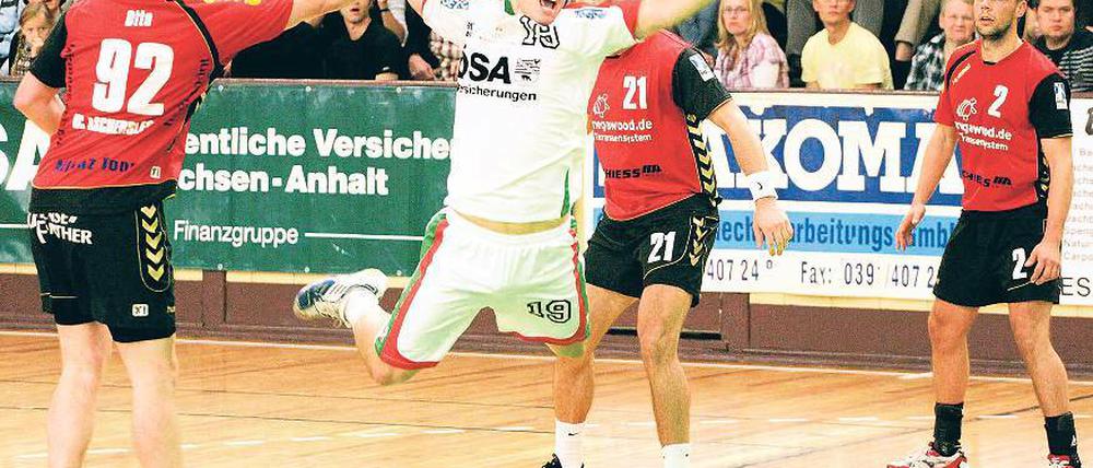 Vorfreude aufs Wiedersehen. Kreisspieler Alexander Kübler (Mitte), hier im Punktspiel gegen den HC Aschersleben, wechselte im Sommer dieses Jahres von Potsdam zum SC Magdeburg II, der am morgigen Freitag den 1. VfL empfängt.
