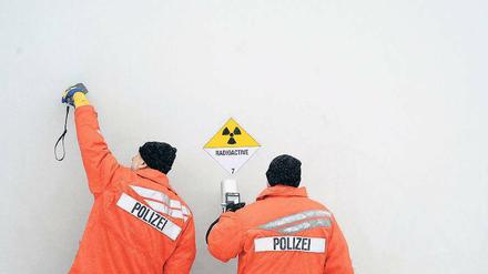 Strahlts? Polizeibeamte nahmen gestern bei einem Castor-Transport mit radioaktivem Müll im Hauptbahnhof in Neunkirchen an einem der Behälter eine Strahlenmessung vor. Entgegen ersten Planungen hatte der Zug, der wohl via Brandenburg gen Lubmin in Vorpommern rollen wird, die deutsch-französische Grenze im Saarland überquert.