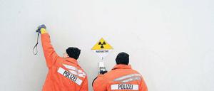 Strahlts? Polizeibeamte nahmen gestern bei einem Castor-Transport mit radioaktivem Müll im Hauptbahnhof in Neunkirchen an einem der Behälter eine Strahlenmessung vor. Entgegen ersten Planungen hatte der Zug, der wohl via Brandenburg gen Lubmin in Vorpommern rollen wird, die deutsch-französische Grenze im Saarland überquert.