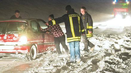Feuerwehr im Schnee: Einsatzkräfte halfen stecken gebliebenen Kraftfahrern.