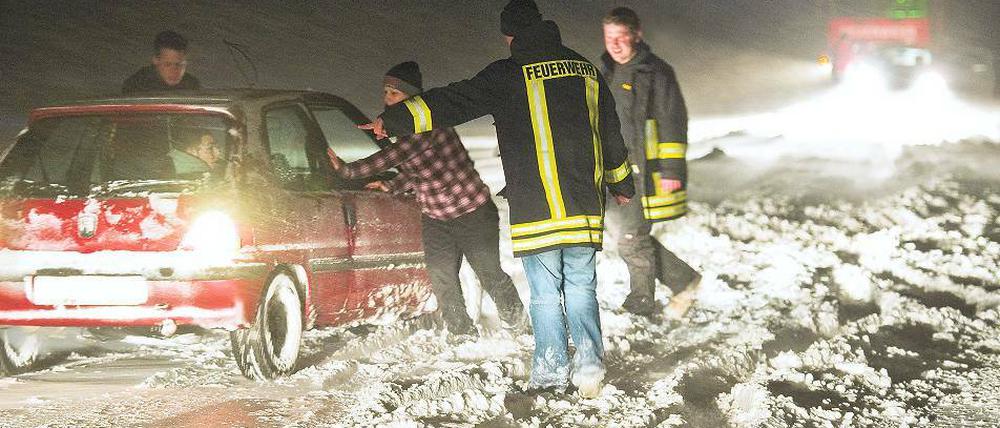 Feuerwehr im Schnee: Einsatzkräfte halfen stecken gebliebenen Kraftfahrern.