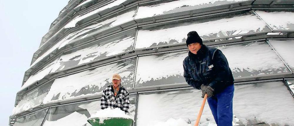 Vor der Schneekugel. Reinigungspersonal musste gestern die Kuppel des Reichstagsgebäudes, Sitz des Deutschen Bundestages in Berlin, und die Besucherterrasse davor vom frisch gefallenen Schnee befreien.
