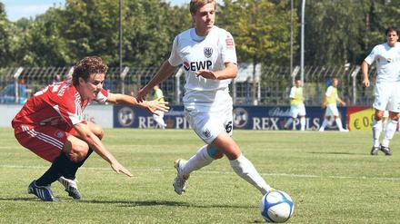Gut in Potsdam eingelebt. Tom Schütz (rechts) hier beim 1:0-Hinspielsieg gegen den FC Bayern II im Duell mit seinem alten Kumpel Mario Erb fühlt sich beim Fußball-Drittligisten SV Babelsberg 03 wohl.