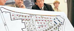 Leere Versprechen. Am Ende des Tages, so hatte Rolf Haferkamp (M.), mit Stadtplanungschef Andreas Goetzmann und Ex-Baudezernentin Elke von Kuick-Frenz, für die TG Potsdam versichert, sollte eine Milliarde Euro in Krampnitz investiert sein.