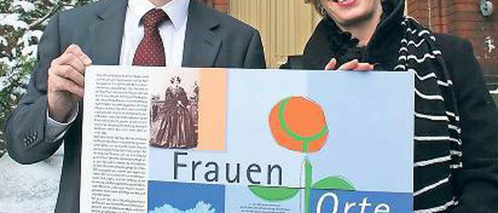 Feierlich: Ministerin Münch übergab die Tafel an die Hoffbauer-Stiftung.