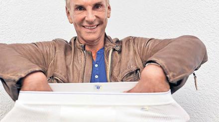 Modedesigner Wolfgang Joop mit einer Feinripp-Unterhose von Schiesser.
