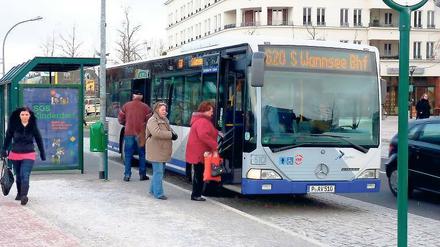 Viel Andrang. Die neuen Buslinien in der Region Teltow wurden gestern bereits rege genutzt. Wie hier am Kleinmachnower Rathausmarkt gab es dabei aber in der gesamten Region auch noch ein paar Probleme zu bewältigen.
