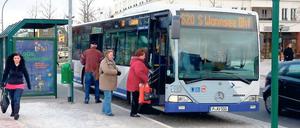 Viel Andrang. Die neuen Buslinien in der Region Teltow wurden gestern bereits rege genutzt. Wie hier am Kleinmachnower Rathausmarkt gab es dabei aber in der gesamten Region auch noch ein paar Probleme zu bewältigen.